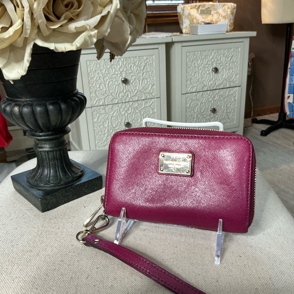 Michael Kors Pink and Gold Key Card Holder - Picture 2 of 13